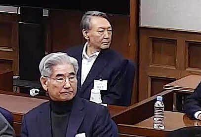 윤석열 전 대통령이 19일 오후 서울 서초구 서울중앙지방법원에서 열린 12·3 비상계엄 관련 내란 우두머리 혐의 사건 1심 선고공판에 출석하고 있다. 앞은 내란중요임무종사 혐의를 받는 김용현 전 국방부 장관. 뉴스1