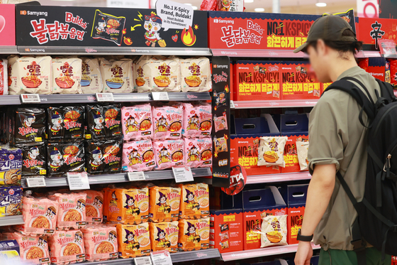 서울의 한 대형마트에 진열된 불닭볶음면. 연합뉴스