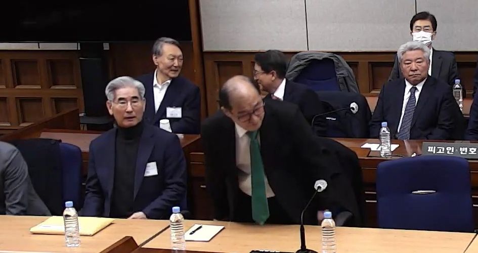 윤석열 전 대통령이 19일 서초구 서울중앙지방법원에서 열린 12·3 비상계엄 관련 내란 우두머리 혐의 1심 선고공판에 출석해 있다. 사진 서울중앙지법