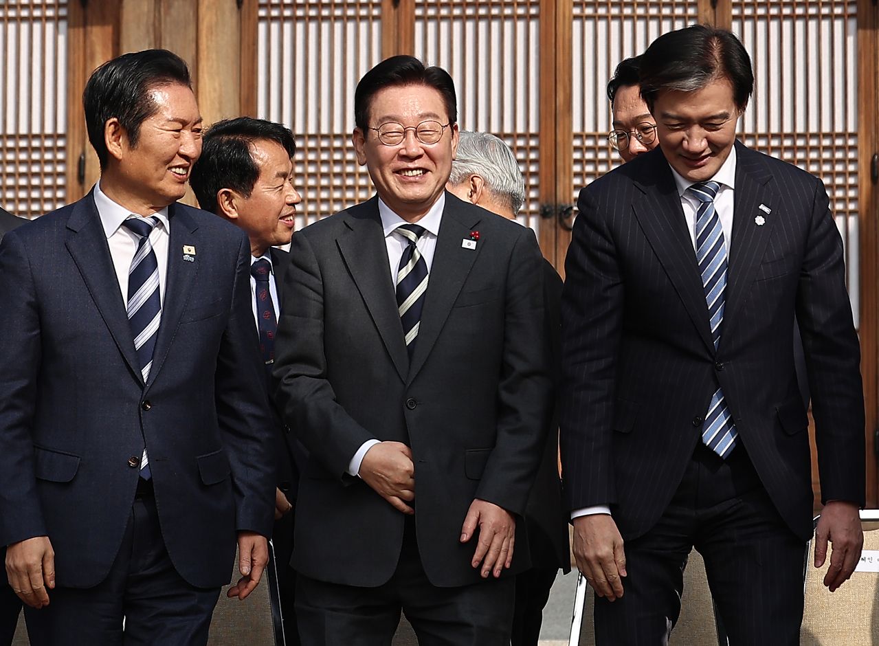 이재명 대통령이 지난달 16일 청와대 상춘재에서 열린 정당 지도부 초청 오찬에서 참석자들과 기념촬영을 마친 뒤 이석하는 모습. 왼쪽부터 더불어민주당 정청래 대표, 이재명 대통령, 조국혁신당 조국 대표. 연합뉴스 