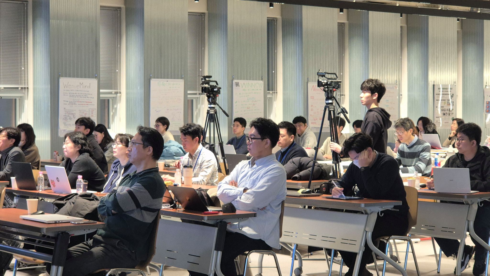 가천대 교수들이 지난 겨울방학 대학 코코네스쿨에서 열린 4주 몰입형 ‘AI 교육 역량강화 프로그램’에 참여해 강의를 듣고 있다.