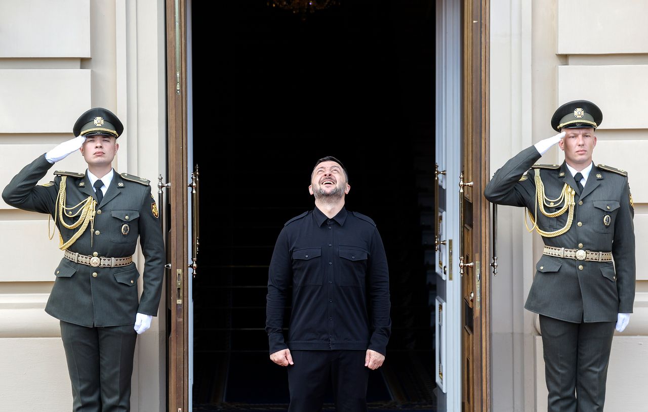 지난해 8월 24일 우크라이나 키이우에서 진행된 마크 카니 캐나다 총리와의 회담 전 볼로디미르 젤렌스키 우크라이나 대통령이 하늘을 올려다 보고 있다. EPA=연합뉴스