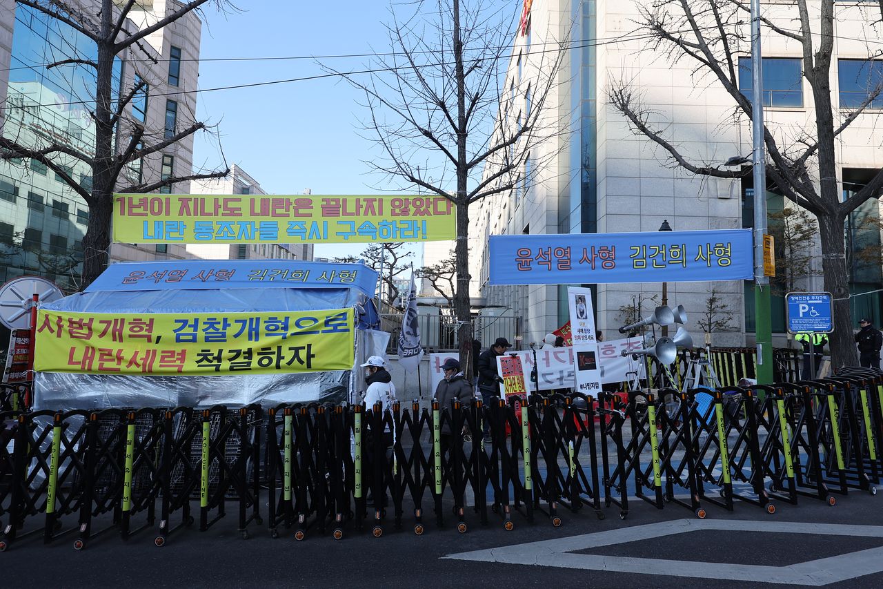내란 우두머리 혐의로 기소된 윤석열 전 대통령의 1심 선고가 열리는 19일 서울중앙지법 일대에서 유죄 촉구 집회가 열리고 있다. 연합뉴스 