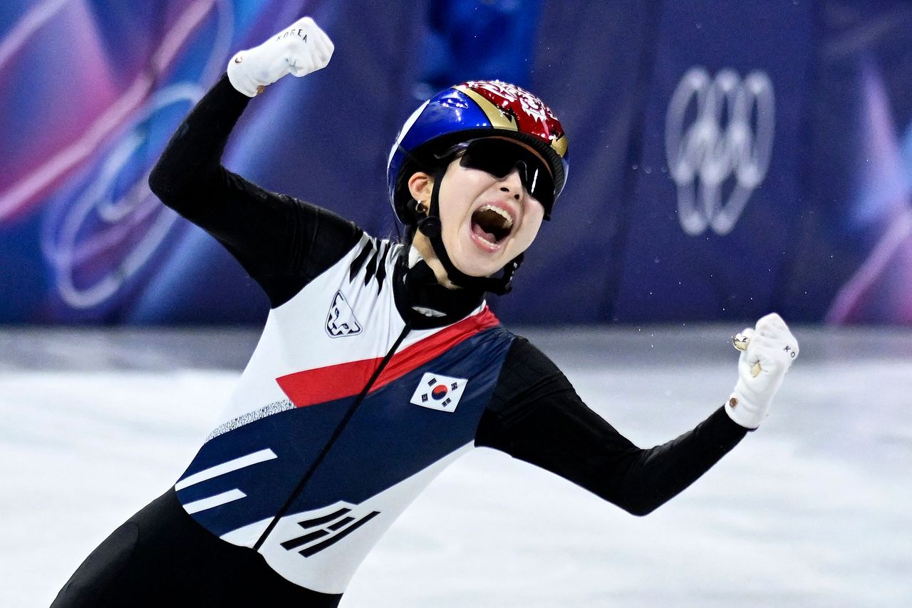 duwk 3000m 계주 결승에서 마지막 주자로 가장 먼저 결승선을 통과한 김길리. AFP=연합뉴스
