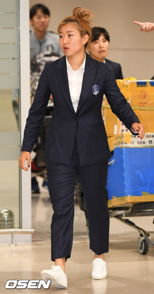 [OSEN=인천공항, 최규한 기자] 윤덕여 감독이 이끄는 대한민국 여자 축구 대표팀이 ’2019 FIFA 여자월드컵’을 마치고 19일 오전 인천공항을 통해 귀국했다.조소현과 지소연을 비롯한 선수들이 입국장으로 들어서고 있다. /dreamer@osen.co.kr