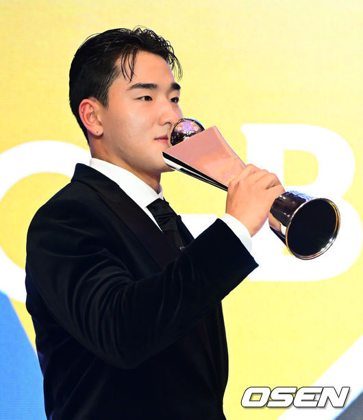 [OSEN=지형준 기자] 24일 오후 서울 잠실 롯데호텔 월드 크리스탈볼룸에서 ‘2025 신한 SOL뱅크 KBO 시상식’이 열렸다.예상대로였다. 한화 이글스 코디 폰세(31)가 2025시즌 MVP로 선정됐다.폰세는기자단 투표 124표 중 96표(76%)를 얻어 23표에 그친 르윈 디아즈(삼성)를 제치고 수상했다. SSG앤더슨, 삼성 후라도, NC 라일리, KT 안현민, 롯데 레이예스가 각각 1표식 얻었다. 폰세는부상으로 The Kia EV6 전기차를 부상으로 받았다.신인상을 수상한 KT 안현민이 트로피에 키스를 하고 있다. 2025.11.24 /jpnews@osen.co.kr