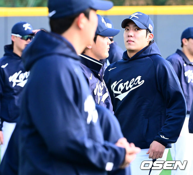 [OSEN=고양, 지형준 기자] 류지현 감독이 이끄는 야구대표팀이 2일 고양국가대표야구훈련장에서 소집, 첫 훈련을 진행했다.대표팀은 2일과 3일 고양국가대표야구훈련장에서 훈련을 진행하며, 4일부터는 서울 고척스카이돔으로 장소를 옮겨 12일출국 전까지 훈련한다.2025 NAVER K-BASEBALL SERIES는 오는8일과 9일고척스카이돔에서 열리는 체코 대표팀과의 2경기로 시작되며15일과 16일 양일에 걸쳐 도쿄돔에서 일본 대표팀과의 2경기가 예정되어 있다.야구대표팀 원태인이 몸을 풀고 있다. 2025.11.02 /jpnews@osen.co.kr