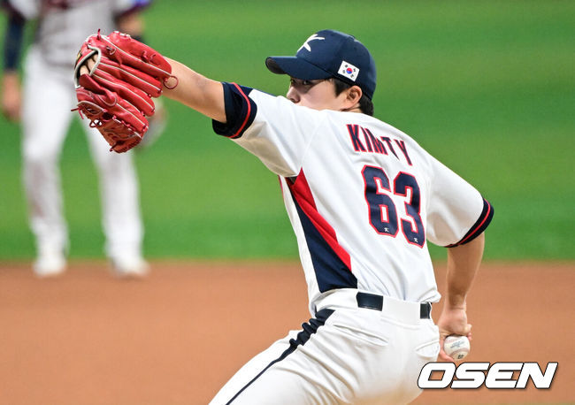 [OSEN=고척, 조은정 기자]8일 서울 구로구 고척스카이돔에서 ‘2025 NAVER K-BASEBALL SERIES’ 대한민국 야구 대표팀과 체코 야구 대표팀의 경기가 열렸다.한국은8일과 9일 2025 K-베이스볼 시리즈 체코 대표팀과의 2경기를 시작으로15일과 16일 양일에 걸쳐 도쿄돔에서 일본 대표팀과 2경기를 치른다.8회초 한국 김택연이 역투하고 있다. 2025.11.08 /cej@osen.co.kr