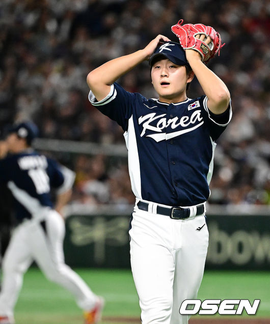 [OSEN=도쿄(일본), 조은정 기자]15일 일본 도쿄돔에서 ‘2025 NAVER K-BASEBALL SERIES’ 대한민국과 일본의 1차전 경기가 열렸다.한국은 곽빈, 일본은 소타니 류헤이를 선발투수로 내세웠다.4회말 2사 만루에서 대한민국 김택연이 일본 오카바야시를 2루땅볼로 처리하며 더그아웃으로 향하고 있다. 2025.11.15. /cej@osen.co.kr