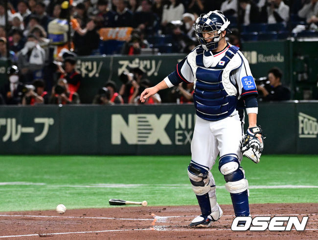 [OSEN=도쿄(일본), 조은정 기자] 16일 오후 일본 도쿄돔에서  ‘2025 NAVER K-BASEBALL SERIES’ 대한민국과 일본의 2차전 경기가 열렸다.한국은 정우주, 일본은 카네마루 유메토를 선발투수로 내세웠다.3회초 무사에서 대한민국 포수 최재훈이 일본 이소바타 료타의 번트 타구를 확인하고 있다. 2025.11.16 /cej@osen.co.kr