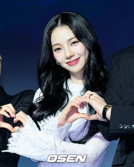 [OSEN=이대선 기자] 19일 오전 호텔 나루 서울 엠갤러리에서 넷플릭스 예능 ‘미스터리 수사단’ 시즌2 제작발표회가 열렸다.‘미스터리 수사단’ 시즌2는 과학적으로 설명할 수 없는 기묘한 사건들을 추적하고 해결하는 어드벤처 추리 예능이다.에스파 카리나가 포토타임을 가지고 있다. 2026.02.19 / sunday@osen.co.kr