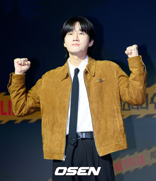 [OSEN=이대선 기자] 19일 오전 호텔 나루 서울 엠갤러리에서 넷플릭스 예능 ‘미스터리 수사단’ 시즌2 제작발표회가 열렸다.‘미스터리 수사단’ 시즌2는 과학적으로 설명할 수 없는 기묘한 사건들을 추적하고 해결하는 어드벤처 추리 예능이다.방송인 이용진이 포토타임을 가지고 있다. 2026.02.19 / sunday@osen.co.kr