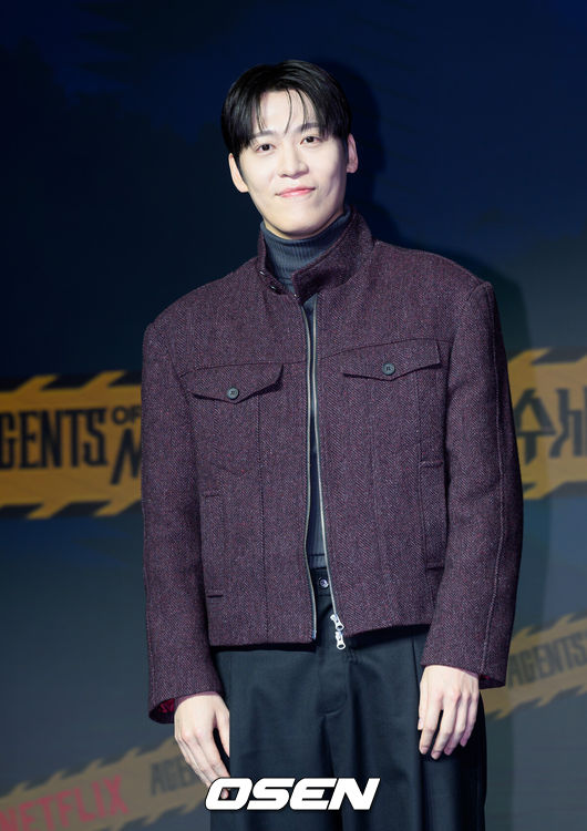 [OSEN=이대선 기자] 19일 오전 호텔 나루 서울 엠갤러리에서 넷플릭스 예능 ‘미스터리 수사단’ 시즌2 제작발표회가 열렸다.‘미스터리 수사단’ 시즌2는 과학적으로 설명할 수 없는 기묘한 사건들을 추적하고 해결하는 어드벤처 추리 예능이다.가수 존박이 포토타임을 가지고 있다. 2026.02.19 / sunday@osen.co.kr