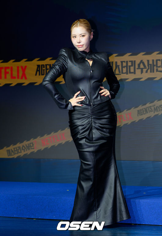 [OSEN=이대선 기자] 19일 오전 호텔 나루 서울 엠갤러리에서 넷플릭스 예능 ‘미스터리 수사단’ 시즌2 제작발표회가 열렸다.‘미스터리 수사단’ 시즌2는 과학적으로 설명할 수 없는 기묘한 사건들을 추적하고 해결하는 어드벤처 추리 예능이다.안무가 가비가 포토타임을 가지고 있다. 2026.02.19 / sunday@osen.co.kr