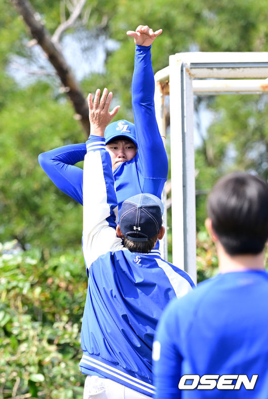 최일언 코치 수비 받으며 야구공으로 농구 슈팅을 던지는 배찬승.