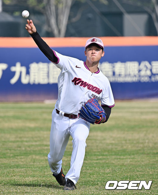 [OSEN=가오슝(대만) , 이석우 기자] 프로야구 키움 히어로즈가 3일(한국시간) 대만 가오슝 국경칭푸야구장에 스프링캠프를 차리고 구슬땀을 흘렸다.키움 히어로즈는 설종진 감독 등 코치진 12명과 선수 48명을 합쳐 총 60명이 참가해 지난달 22일부터 3월 7일까지 45일간 대만 가오슝 국경칭푸야구장에서 전지 훈련을 치르고 있다. 키움 박준현이 훈련을 하고 있다. / foto0307@osen.co.kr