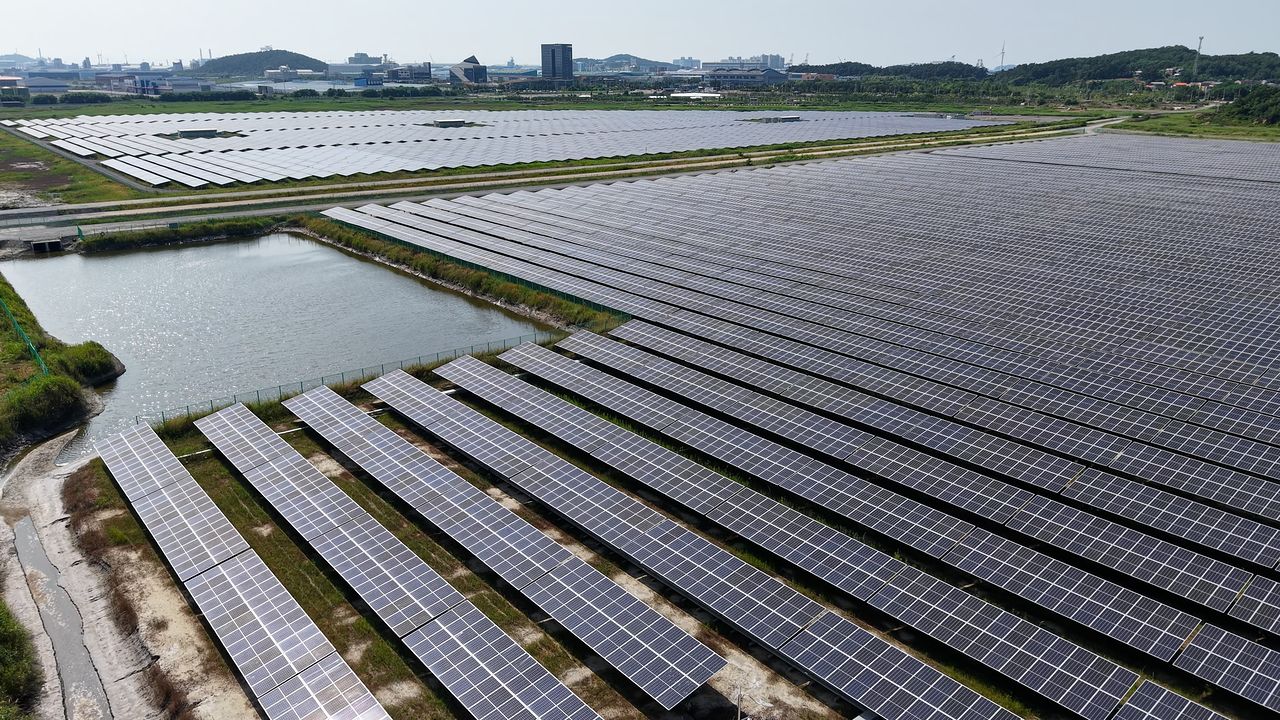 새만금 재생에너지 클러스터에 설치된 태양광 발전 시설. 사진 새만금개발청