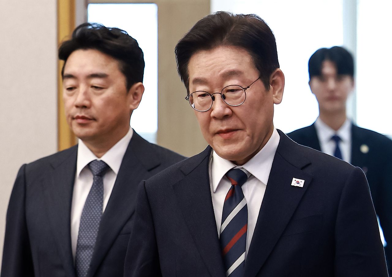 이재명 대통령이 19일 오후 서울 청와대 여민관에서 열린 수석보좌관회의에 입장하고 있다. 전민규 기자