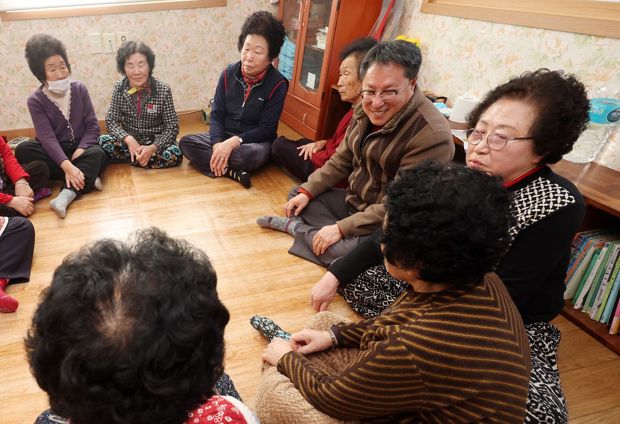 조병래 이장이 지난달 28일 경남 남해군 섬호마을 회관에서 어르신들과 정답게 이야기를 나누고 있다. 어르신들은 "착하고 성실한 우리 이장님"이라며 입을 모았다. 송봉근 객원기자