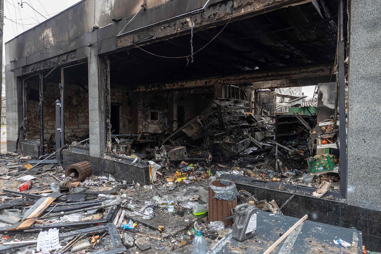 지난 17일 우크라이나 남부 오데사 지역 내 식료품점이 러시아의 공습으로 파괴된 모습. AFP=연합뉴스