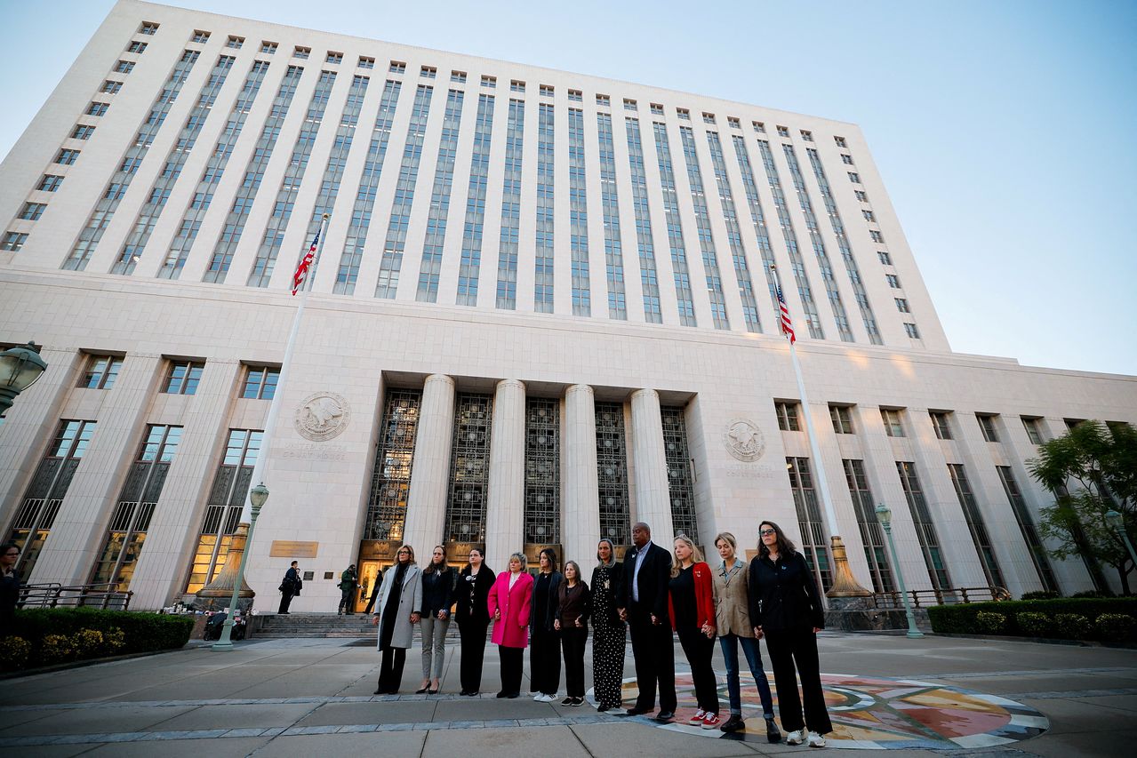 SNS로 자녀를 잃었다고 주장하는 부모들이 18일(현지시간) 미국 캘리포니아주 로스앤젤레스 카운티 법원 앞에서 손을 맞잡고 서 있다. 로이터=연합뉴스