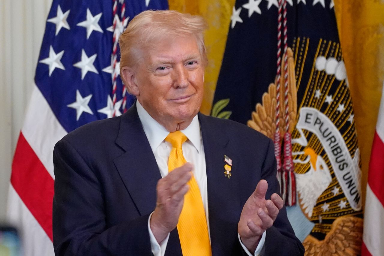 도널드 트럼프 미국 대통령이 18일(현지시간) 워싱턴 DC 백악관에서 열린 ‘흑인 역사의 달 행사’에 참여해 박수를 치고 있다. AP=연합뉴스