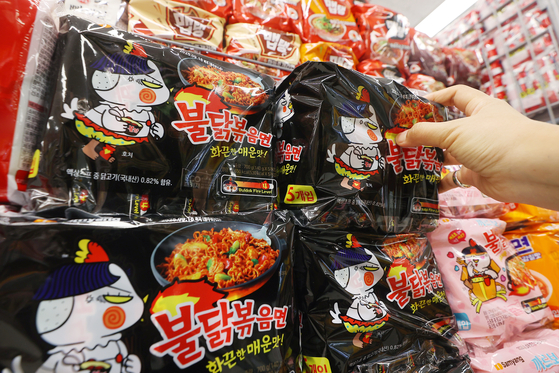 26일 서울의 한 대형마트에 놓인 삼양식품 제품. 연합뉴스