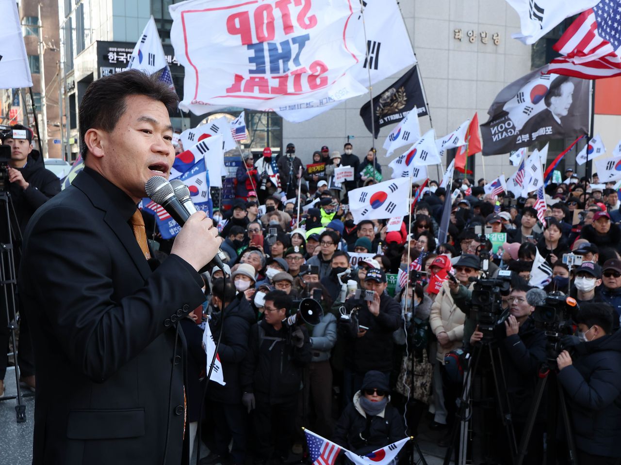 윤석열 전 대통령이 내란 우두머리 혐의에 대해 무기징역을 선고받은 19일 오후 서울 서초구 중앙지방법원 주변에서 한국사 강사 출신 유튜버 전한길씨가 윤 어게인(YOON AGAIN) 진영 단상에 올라 발언하고 있다. 뉴시스