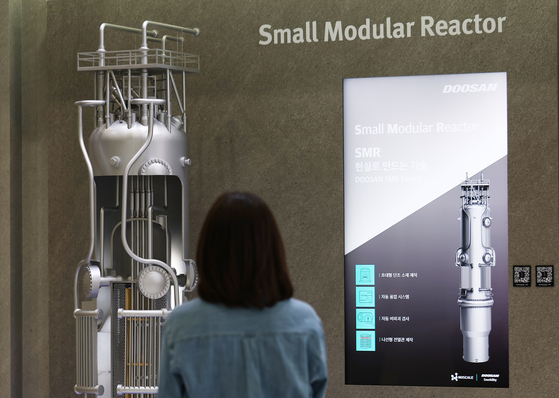 지난해 서울 강남구 코엑스에서 열린 '스마트에너지플러스 2025'에서 관람객들이 소형모듈원전(SMR) 모형을 둘러보고 있다. 연합뉴스