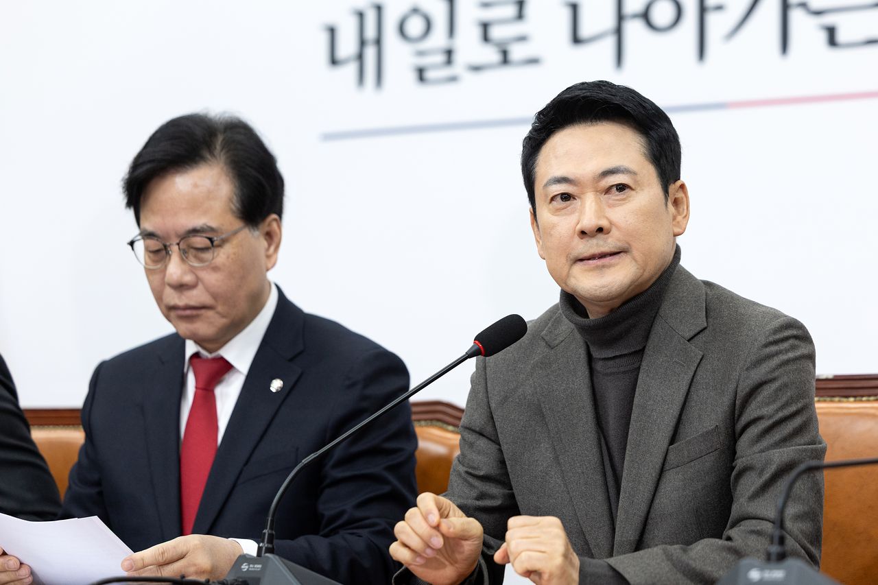 장동혁 국민의힘 대표가 19일 서울 여의도 국회에서 열린 최고위원회의에서 모두발언을 준비하고 있다. 뉴스1