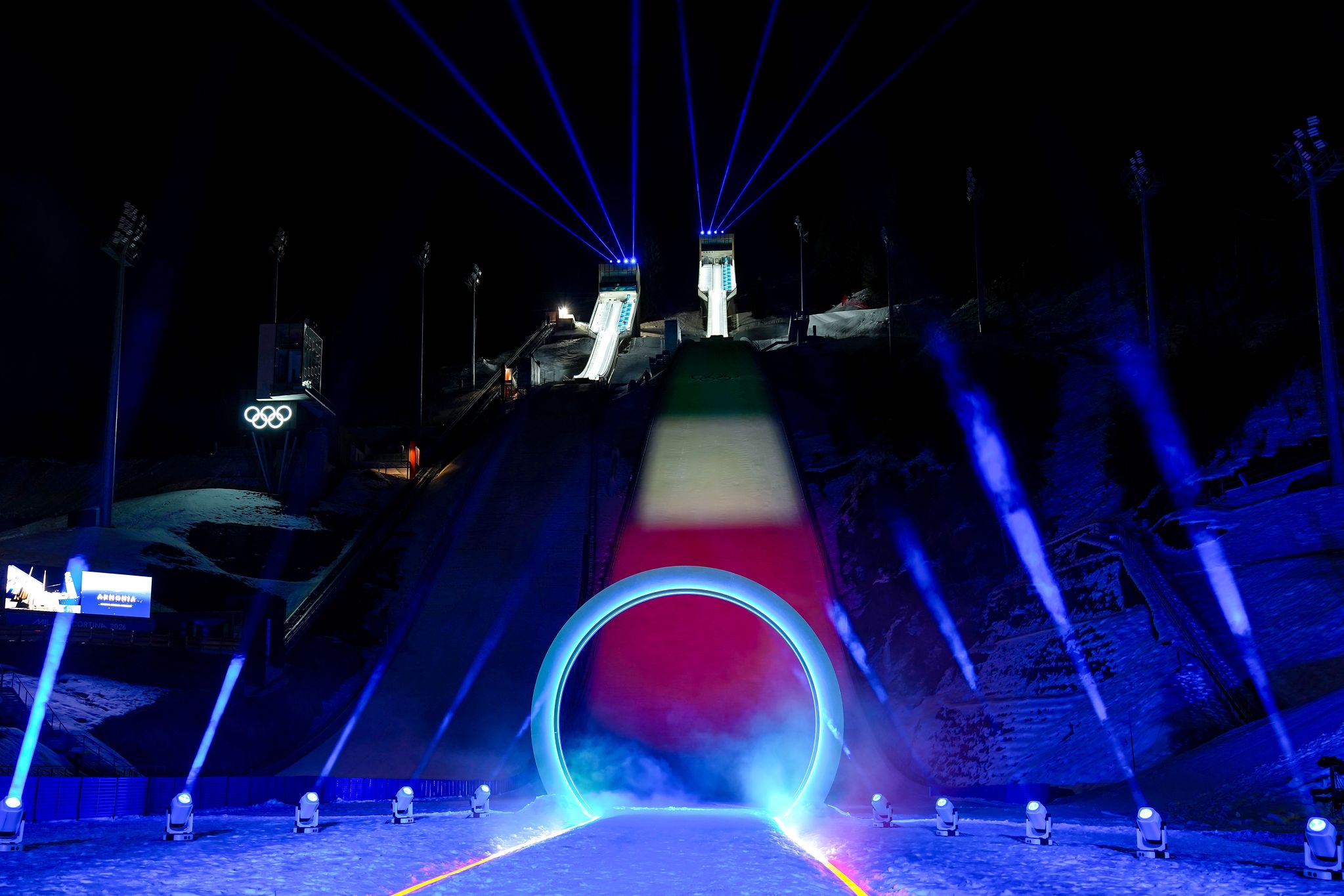 2026 동계올림픽 개막식이 열린 지난 6일(현지시간) 이탈리아 프레다초에서 스키점프 경기장이 이탈리아 국기 색으로 조명되고 있다. AP=연합뉴스