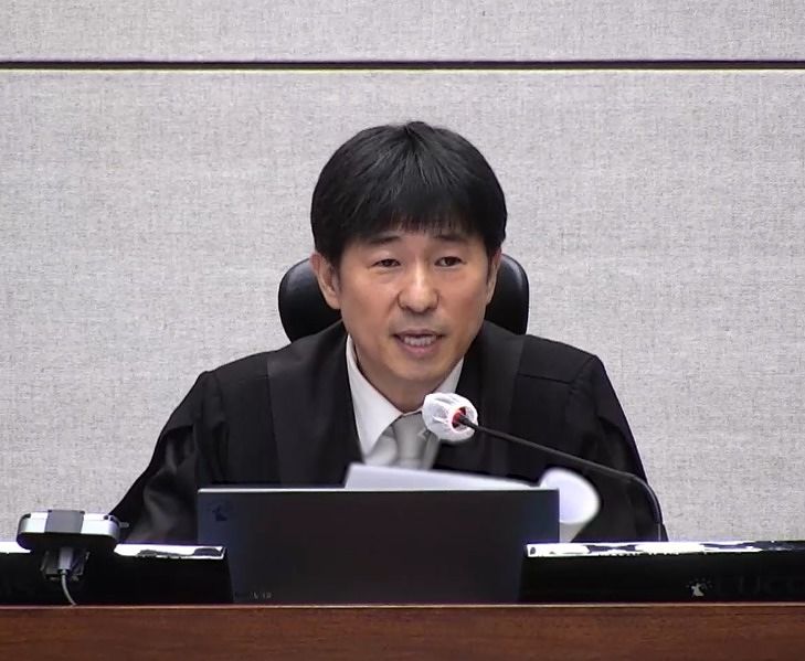 지귀연 부장판사가 19일 오후 서울 서초구 서울중앙지방법원에서 열린 12·3 비상계엄 관련 윤석열 전 대통령 내란 우두머리 혐의 사건 1심 선고공판에서 판결문을 낭독하고 있다. 뉴스1