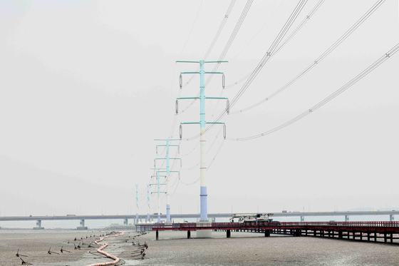 충남 당진시 서해대교 인근 345kV(킬로볼트) 북당진-신탕정 송전선로 전경. 산업통상부