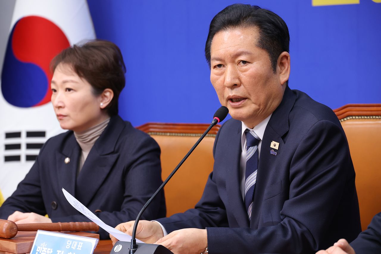 법원이 내란 우두머리 혐의로 기소된 윤석열 전 대통령에 대해 무기징역을 선고한 19일 정청래 더불어민주당 대표가 국회에서 열린 최고위원회의에서 법원 판결에 대해 발언하고 있다. 연합뉴스