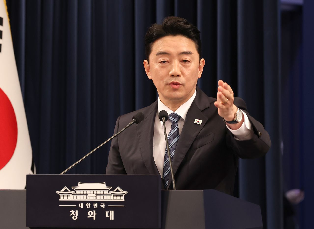 걍훈식 청와대 비서실장이 11일 오후 청와대 춘추관 브리핑룸에서 정청래 더불어민주당 대표, 장동혁 국민의힘 대표와 오찬 회동 관련 브리핑을 하고 있다. 청와대사진기자단.