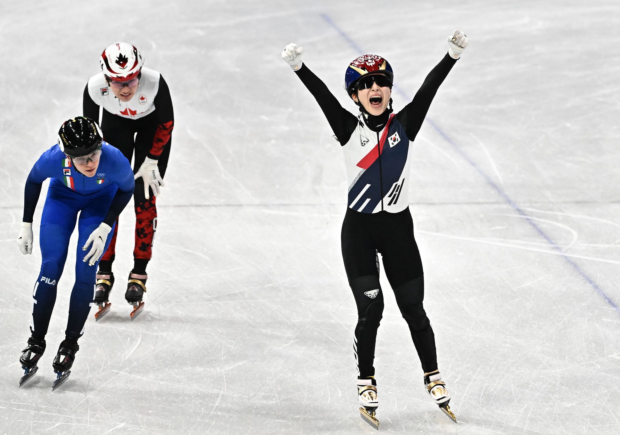 19일 이탈리아 밀라노 아이스스케이팅 아레나에서 열린 2026 밀라노·코르티나담페초 동계올림픽 쇼트트랙 여자 3000m 계주에서 한국대표팀 마지막 주자 김길리가 결승선을 통과한 뒤 환호하고 있다. 김종호 기자