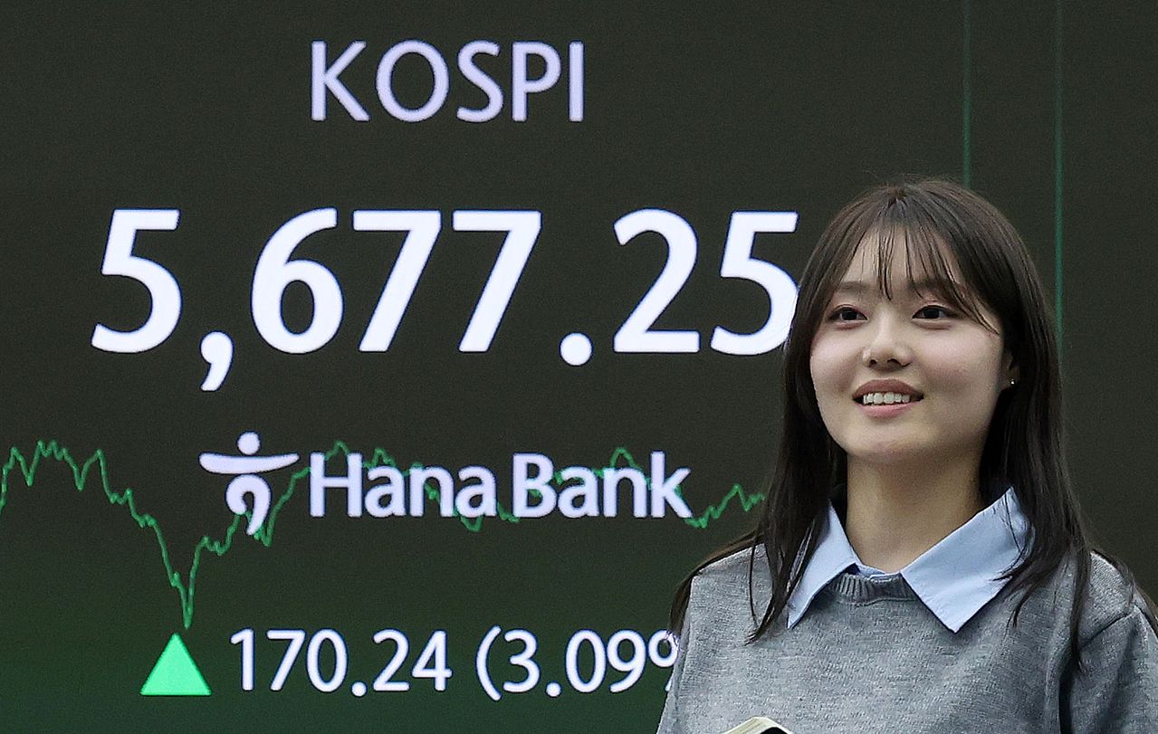 코스피가 사상 최고치로 거래를 마친 19일 오후 서울 중구 하나은행 딜링룸 전광판에 코스피 지수가 전 거래일 종가보다 3.09% 상승한 5677.25를 나타내고 있다. 코스닥은 전 거래일 대비 4.94% 상승한 1160.71로 마감했다. 뉴스1