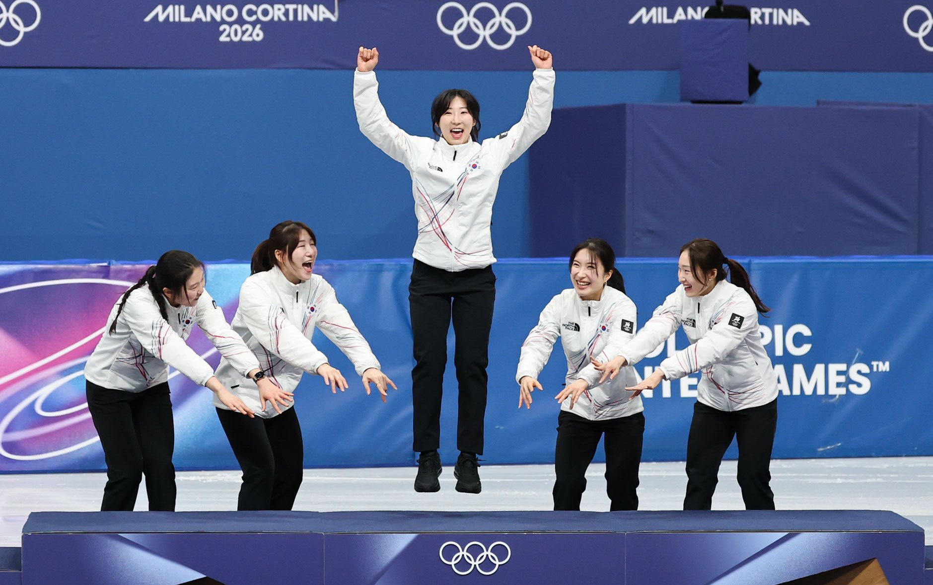 대한민국 여자 쇼트트랙 대표팀이 19일 이탈리아 밀라노 아이스스케이팅 아레나에서 열린 2026 밀라노·코르티나담페초 동계올림픽 쇼트트랙 여자 3000m 계주 시장식에서 시상대에 오르고 있다. 김종호 기자