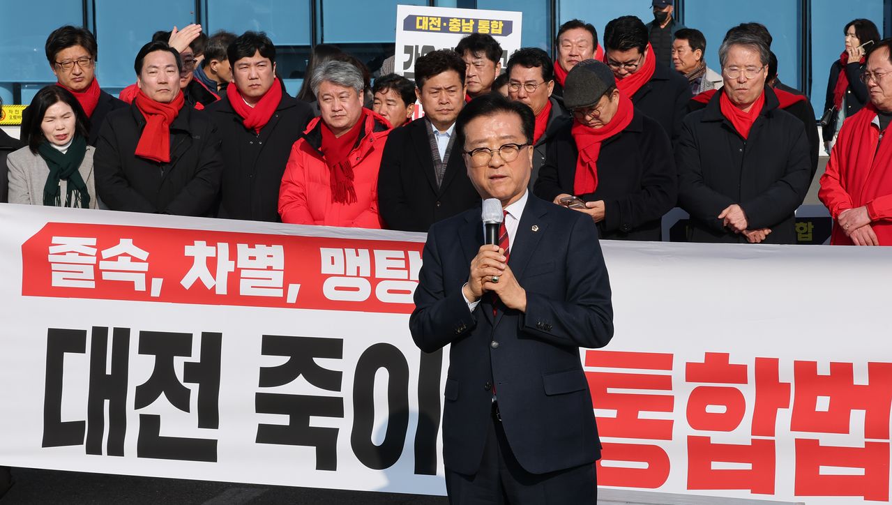 조원휘 대전시의회 의장이 지난 12일 오후 대전역 서광장에서 열린 '국민의힘 대전충남 졸속통합 규탄대회'에서 발언하고 있다. 뉴스1