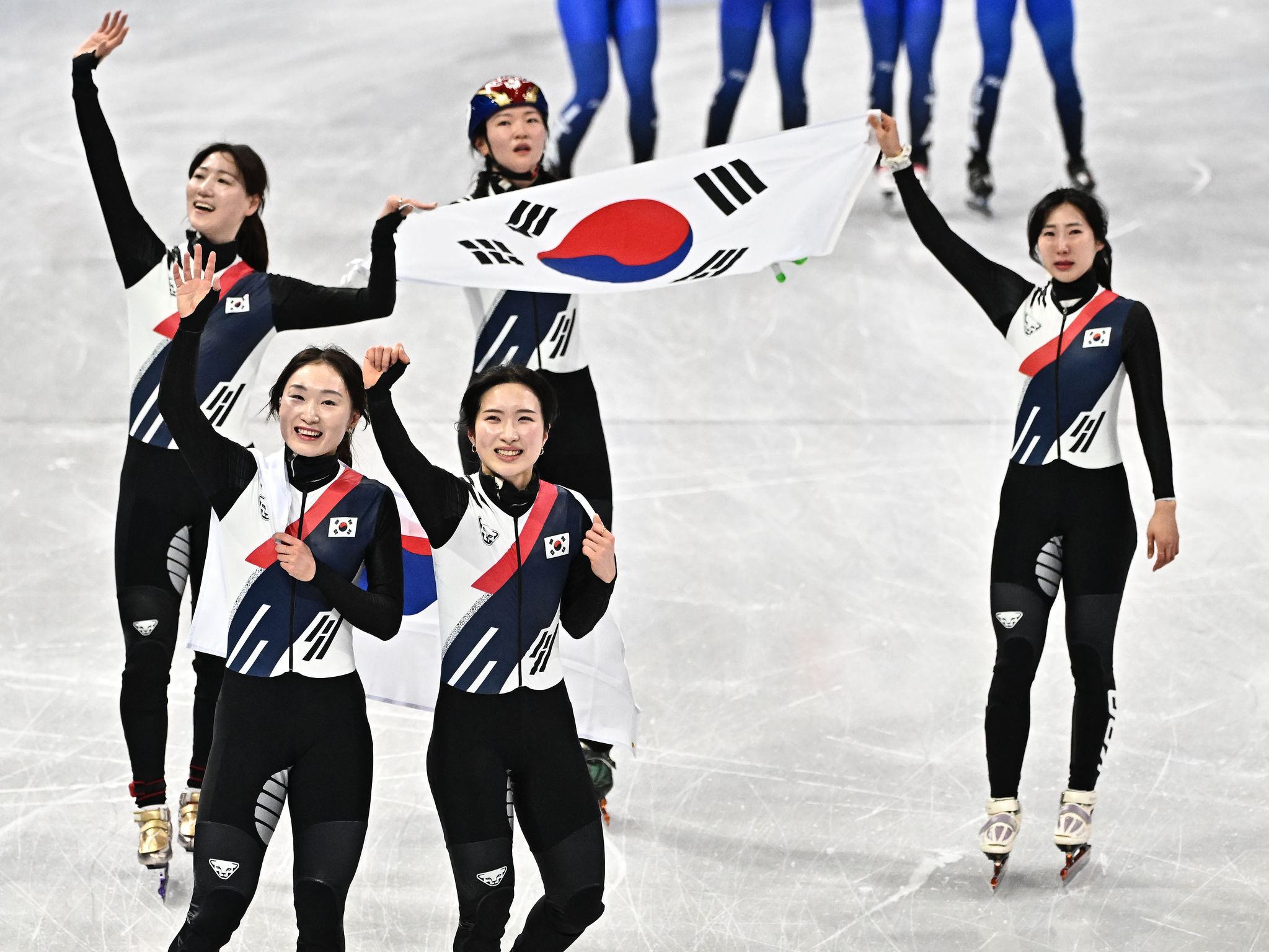 대한민국 여자 쇼트트랙 대표팀이 19일 이탈리아 밀라노 아이스스케이팅 아레나에서 열린 2026 밀라노 ·코르티나담페초 동계올림픽 쇼트트랙 여자 3000m 계주 결승에서 금메달이 확정된 뒤 태극기를 흔들며 관중석을 향해 손을 흔들고 있다. 김종호 기자