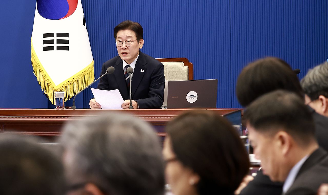 이재명 대통령이 19일 오후 서울 청와대 여민관에서 열린 수석보좌관회의에서 모두발언을 하고 있다. 사진 청와대 사진기자단