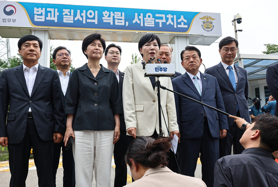 더불어민주당 3대 특검 종합대응 특별위원회 소속 의원들이 지난해 8월 11일 윤석열 전 대통령 체포영장 집행 당시의 영상 기록을 확인하기 위해 경기 의왕 서울구치소를 방문해 입장을 밝히고 있다. 뉴스1