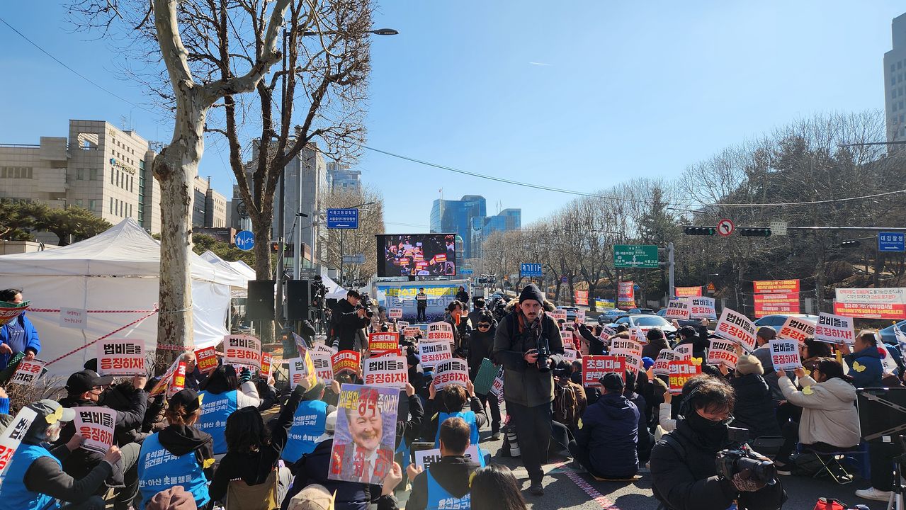 윤석열 전 대통령이 내란우두머리 혐의 등으로 무기징역을 선고받은 19일 오후 사형 선고를 촉구하는 촛불행동이 서초역 7번 출구에서 집회를 열고 있다. 이규림 기자