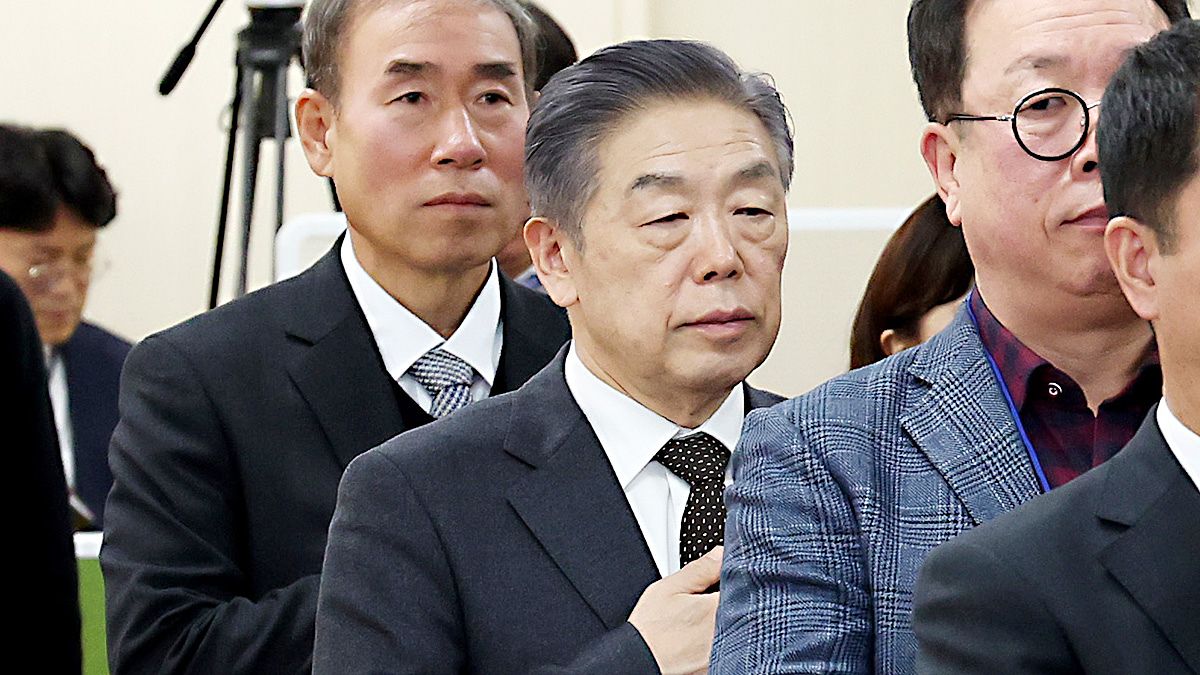 김형석 독립기념관장(왼쪽 두번째)이 지난달 14일 세종시 정부세종청사에서 열린 국가보훈부 업무보고에 참석해 국민의례를 하고 있다. 뉴스1