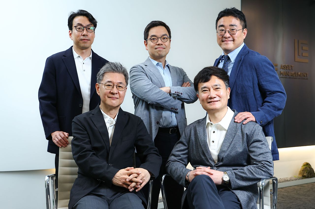 이채원 의장(앞줄 왼쪽부터 시계 방향)과 김재형 상무, 강대권 공동대표, 홍성관 부사장, 남두우 공동대표 등 라이프자산운용 임원진이 서울 여의도 본사 사무실에서 투자 철학을 설명하고 있다. 김종호 기자