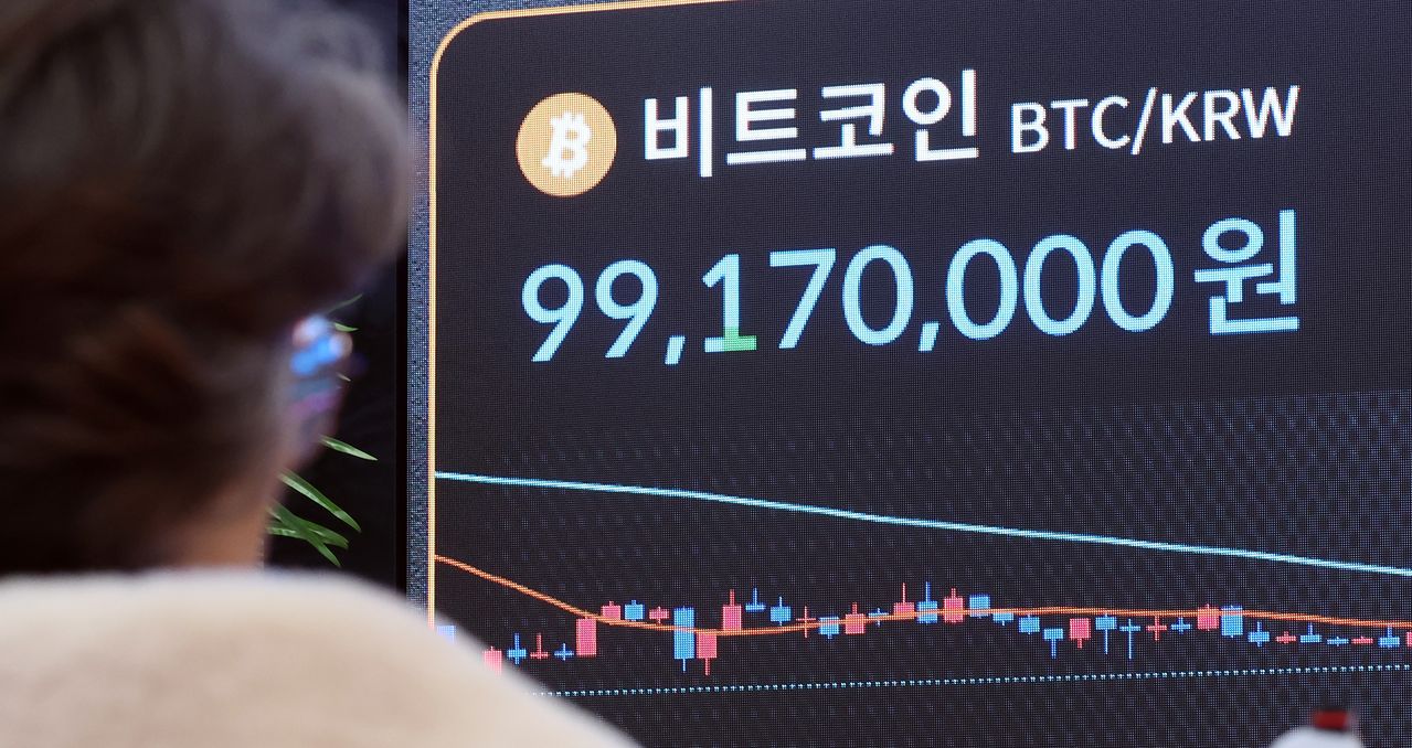 19일 서울 강남구 빗썸 라운지 전광판에 비트코인 가격이 9900원대로 표시됐다. 비트코인은 명절 연휴 기간 한때 1억원 선을 회복했지만, 미국 증시가 기술주 강세로 상승 마감했음에도 다시 1억원 선을 내주며 하락세로 돌아섰다. 뉴스1