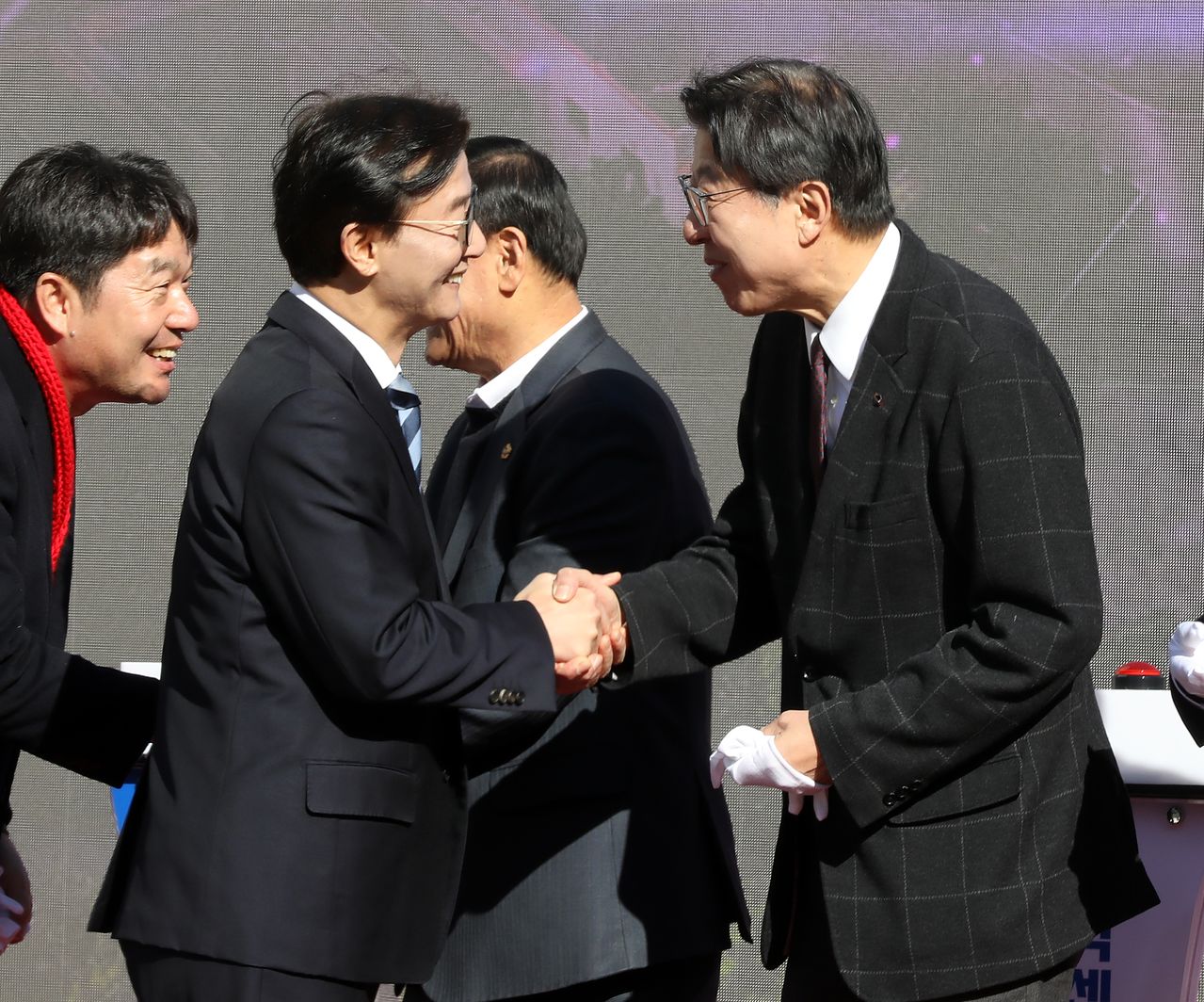 해양수산부 장관직을 사퇴한 전재수 더불어민주당 의원이 9일 부산 북구 만덕나들목에서 열린 ‘만덕~센텀 고속화도로’ 개통식 행사에 참석해 박형준 부산시장과 인사하고 있다. 송봉근 객원기자.