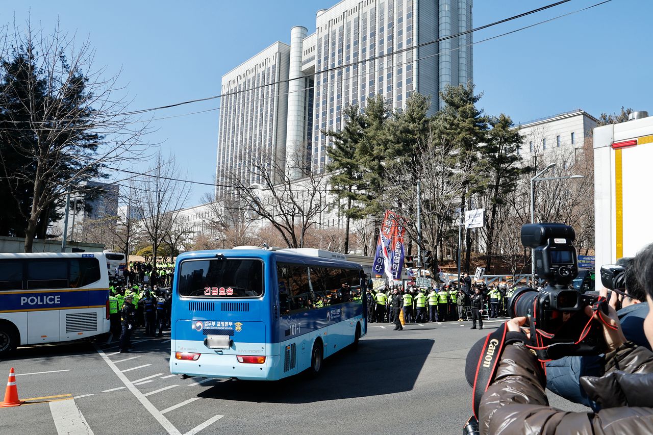  윤석열 전 대통령을 태운 호송차가 19일 오후 서울 서초구 중앙지방법원에 도착하고 있다. 뉴스1