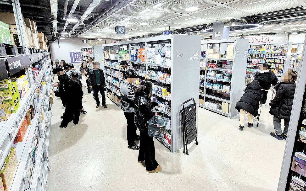 한국인 10명중 7~8명은 건강기능식품을 챙겨 먹는다. 사진은 영양제 등을 대량으로 진열 ·판매하는 한 창고형 약국에서 시민들이 매대를 살펴보고 있다. 황희규 기자 