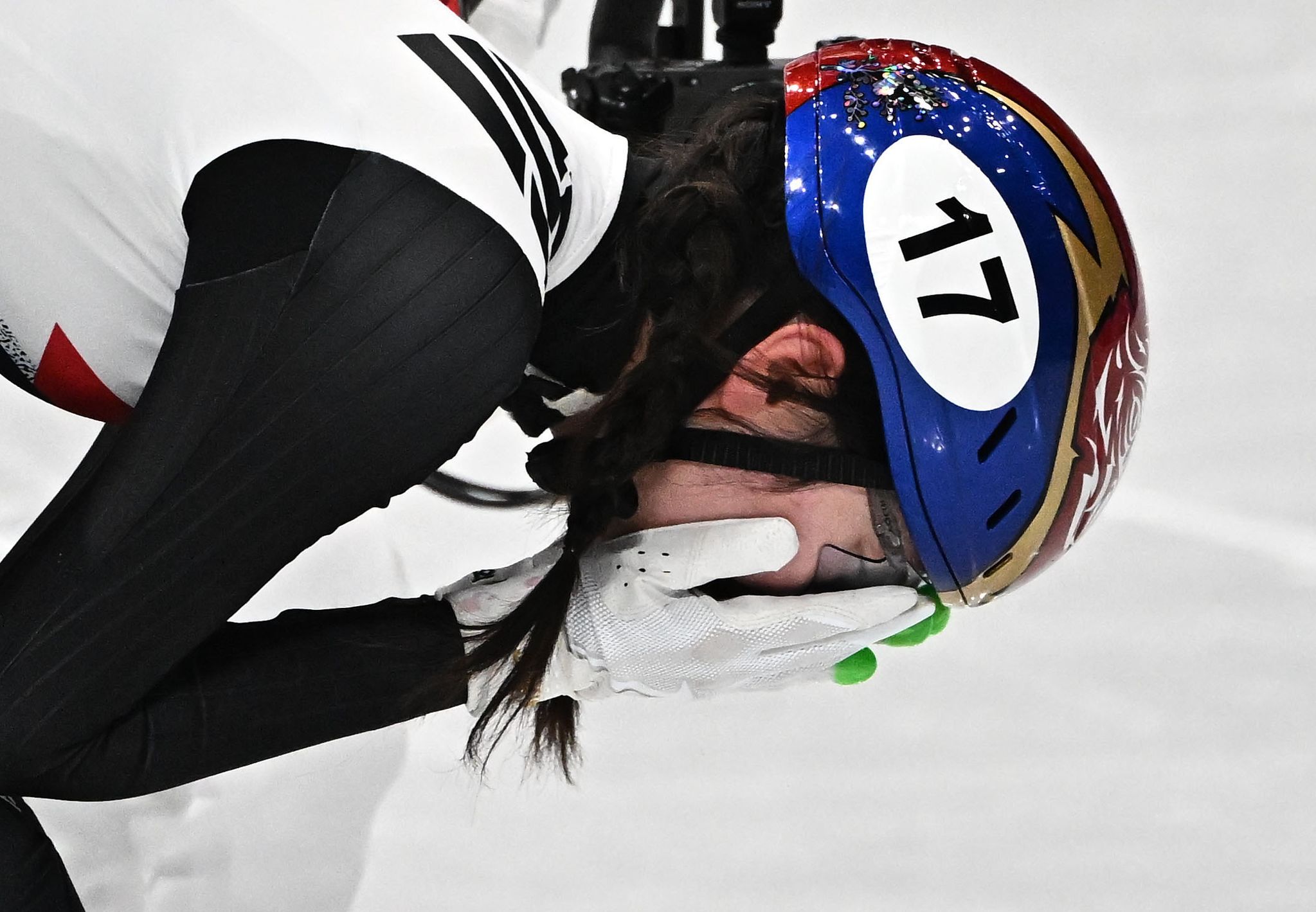 심석희가 19일 이탈리아 밀라노 아이스스케이팅 아레나에서 열린 2026 밀라노·코르티나담페초 동계올림픽 쇼트트랙 여자 3000m 계주에서 금메달이 확정되자 눈물을 흘리고 있다. 김종호 기자